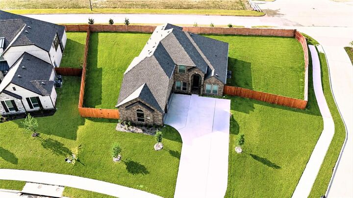 Property Photo: 1801 Hidden Creek Drive TX 76065