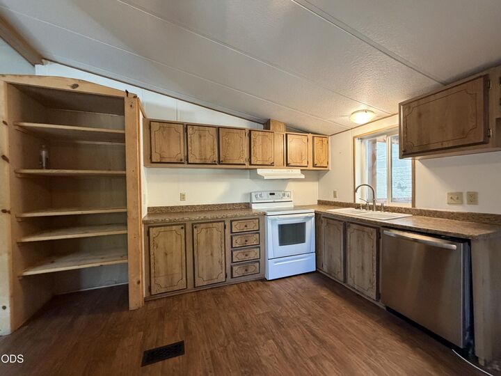 Property Photo:  2325 NW Highland Avenue 51  OR 97526 