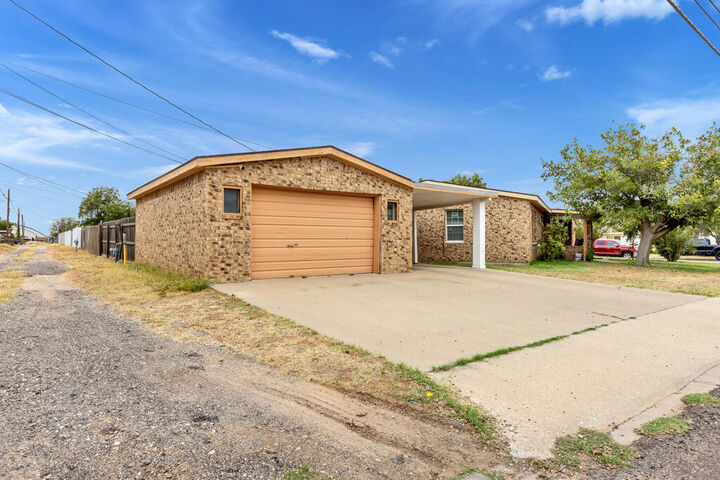 Property Photo: 4307 McKnight Dr TX 79762
