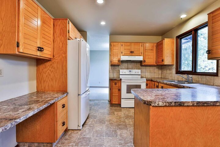 Property Photo:  6 Temple Boulevard W  AB T1K 4T5 