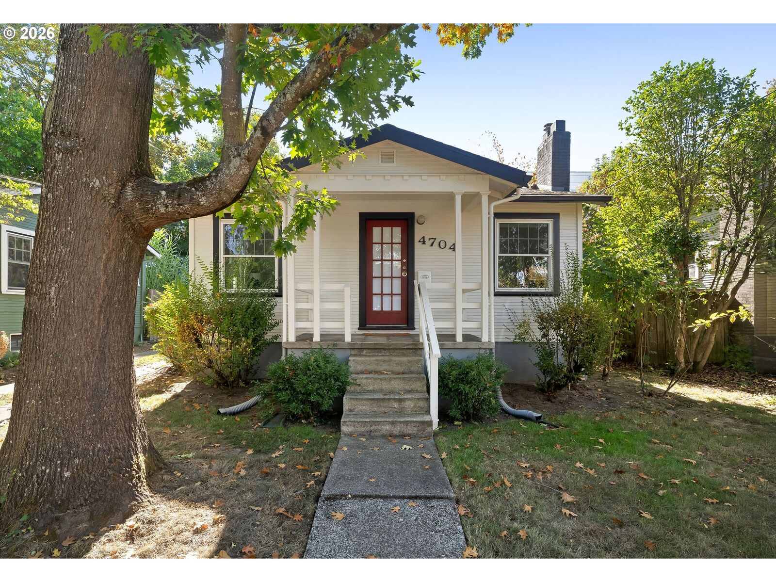 Property Photo:  4704 SE Madison St  OR 97215 