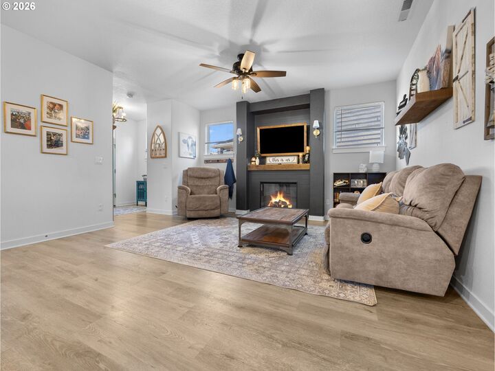 Property Photo: 252 NE Arrowhead Dr OR 97023