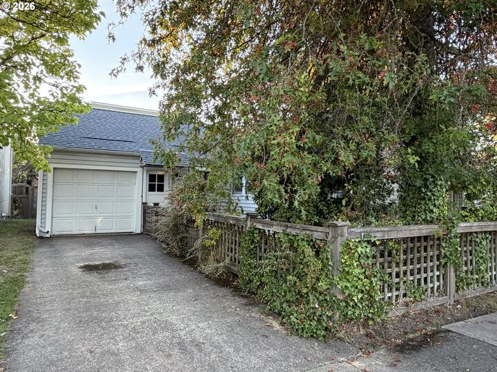 Property Photo: 890 E 22nd Ave OR 97405