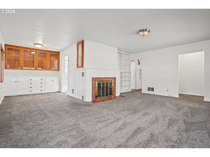 Property Photo: 890 E 22nd Ave OR 97405
