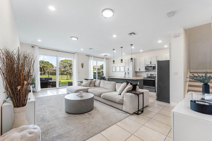 Property Photo: 4392 Veleiros Avenue FL 33064