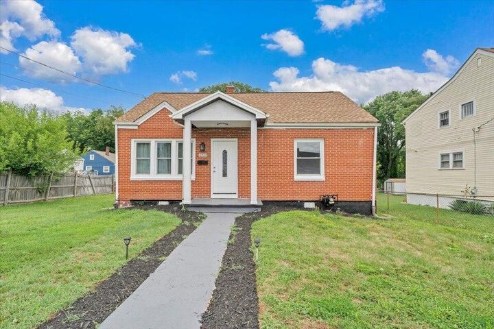 Property Photo:  2923 Courtland Rd NW  VA 24012 