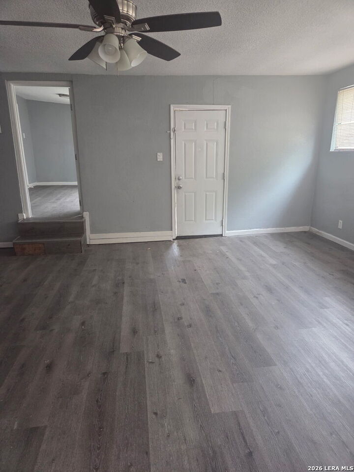 Property Photo: 901 E Dullnig Ct TX 78223