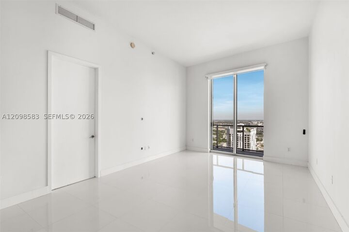 Property Photo:  185 SW 7th St 4401  FL 33130 