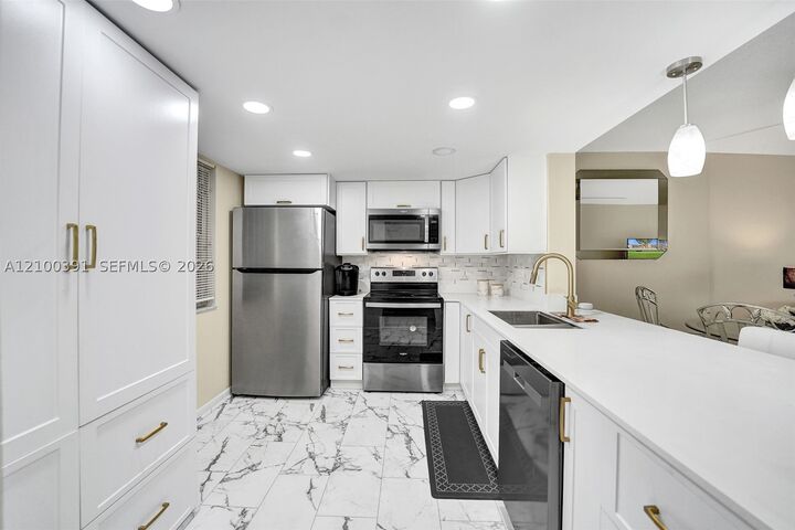 Property Photo:  424 SE 10th St 204  FL 33004 