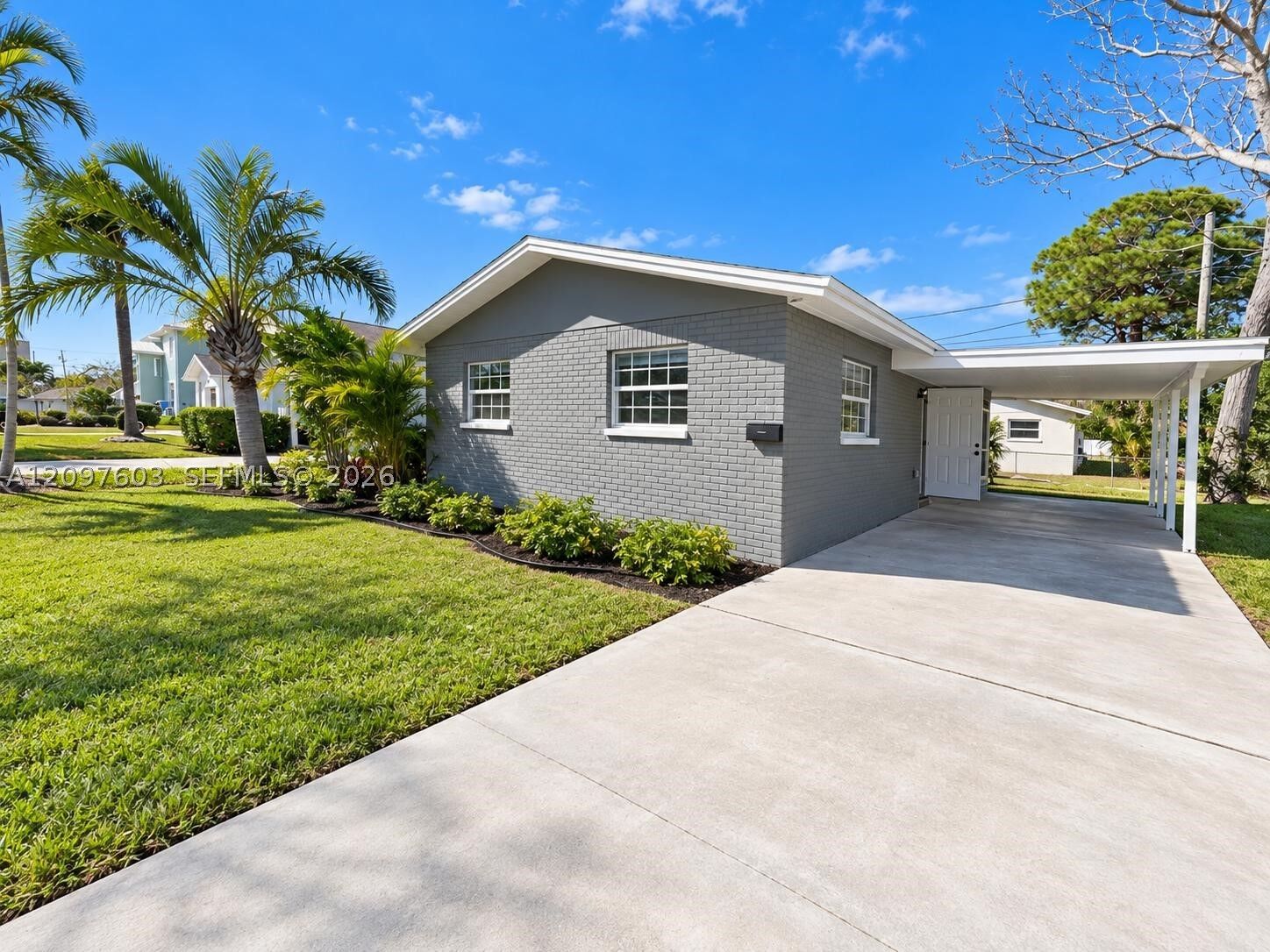 Property Photo:  1735 New Hampshire Ave NE  FL 33703 