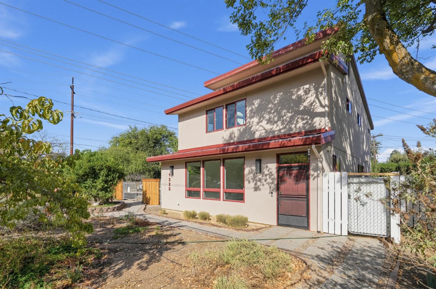 Property Photo:  1225 E 8th Street  CA 95616 
