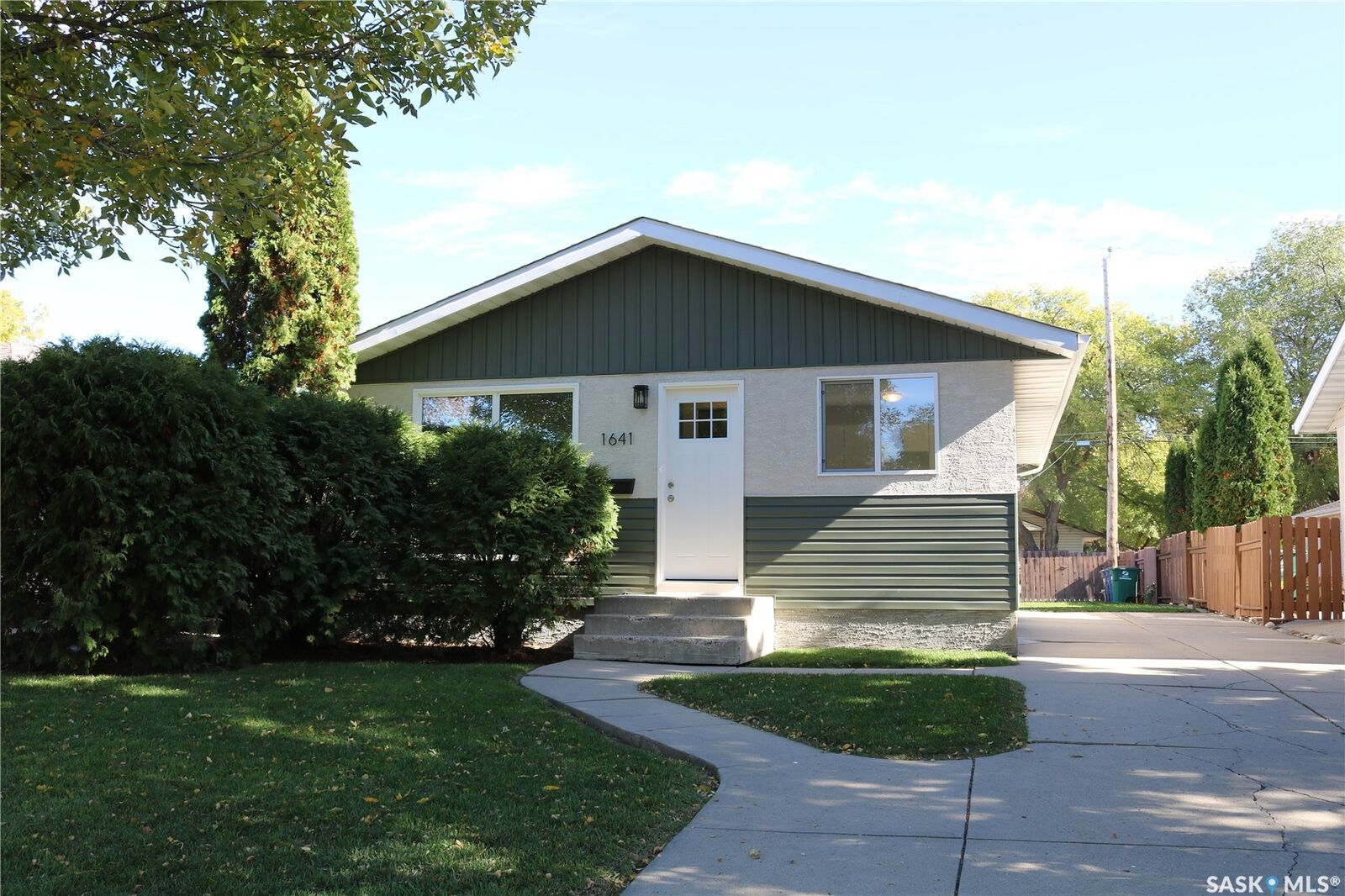 Property Photo:  1641 Thompson Avenue  SK S7N 1Y2 