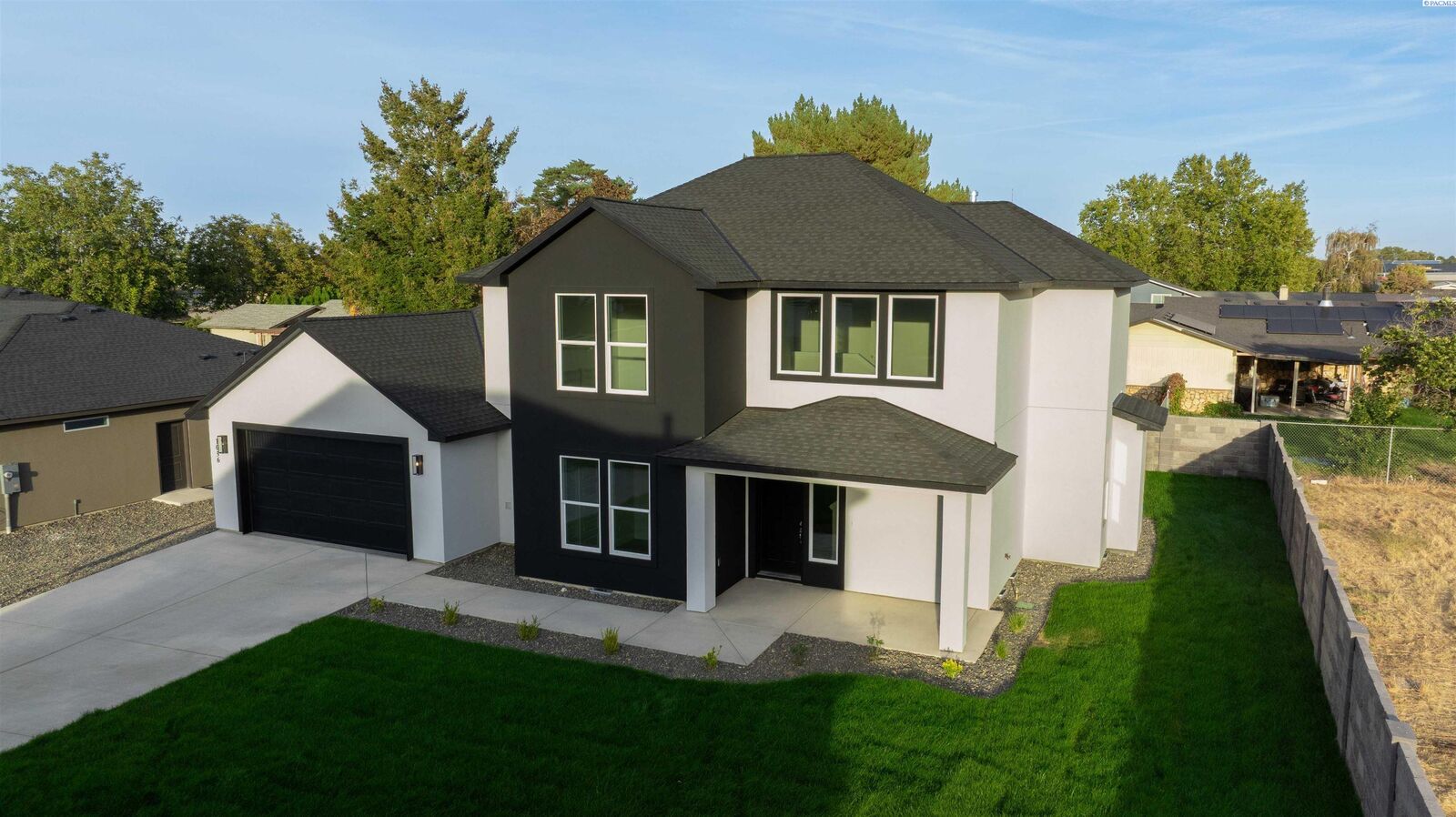 Property Photo:  1056 N Grant Pl  WA 99336 