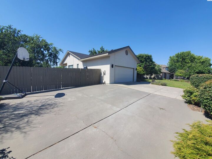 Property Photo:  401 Shaw St  WA 99354 