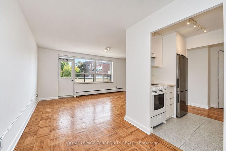 Property Photo: 554 Harvie Avenue 5 ON M6E 4M1