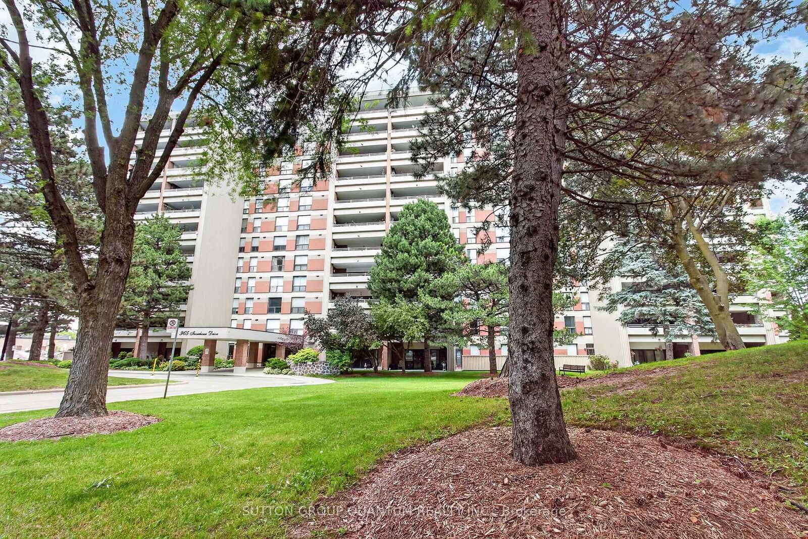 Property Photo:  965 Inverhouse Drive 504  ON L5J 4B4 