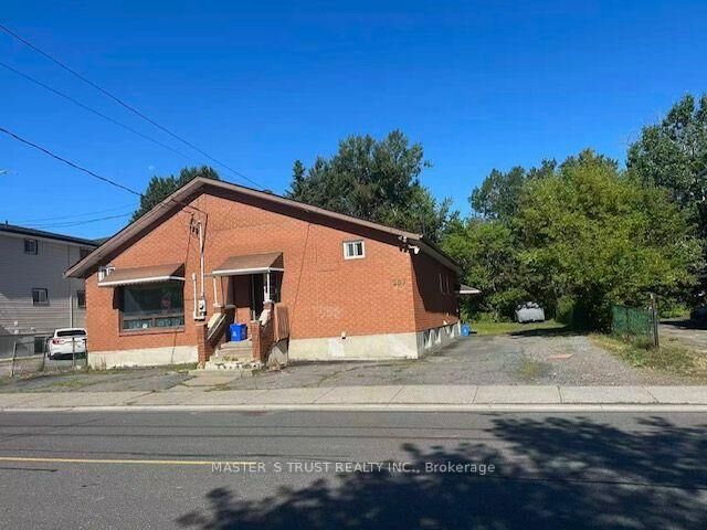 Property Photo:  257 Leslie Street  ON P3B 2T4 