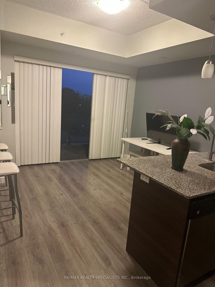 Property Photo:  318 Spruce Street 501  ON N2L 3M7 