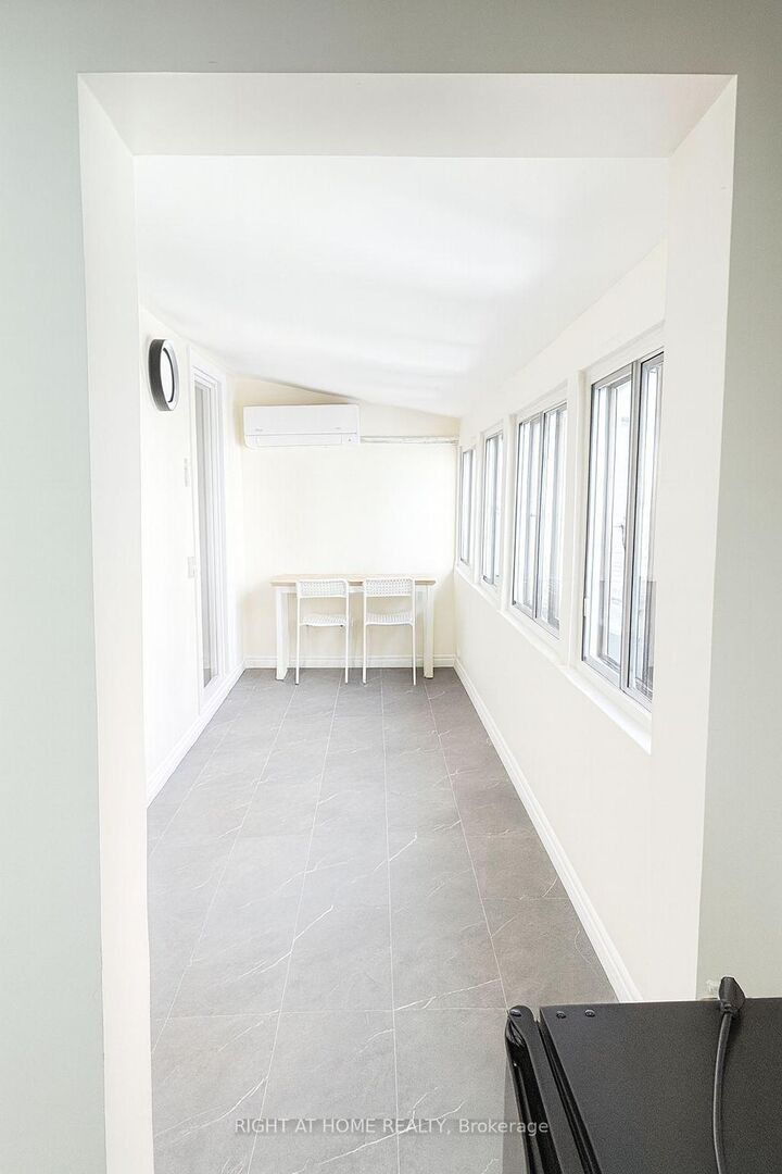 Property Photo:  198-200 Queen Street W 204  ON M5V 1Z2 