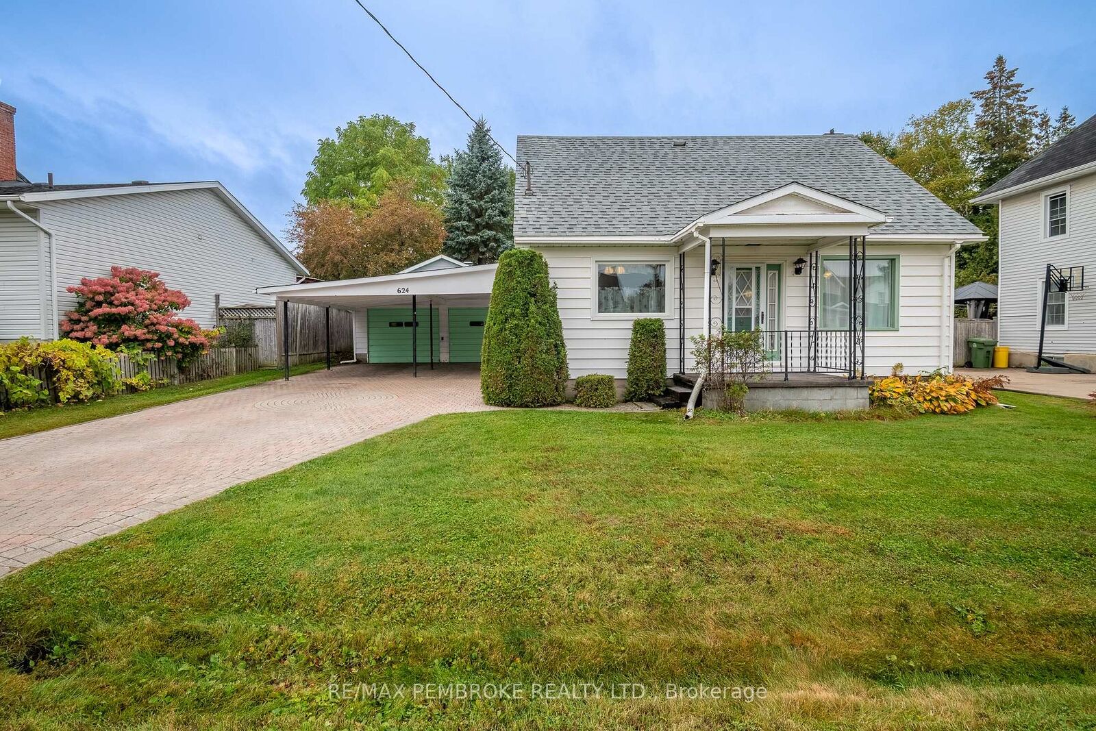 Property Photo:  624 Hamilton Street W  ON K8A 6P6 
