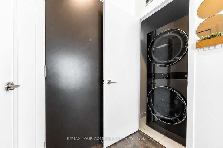 Property Photo:  60 Honeycrisp Crescent 917  ON L4K 0N5 