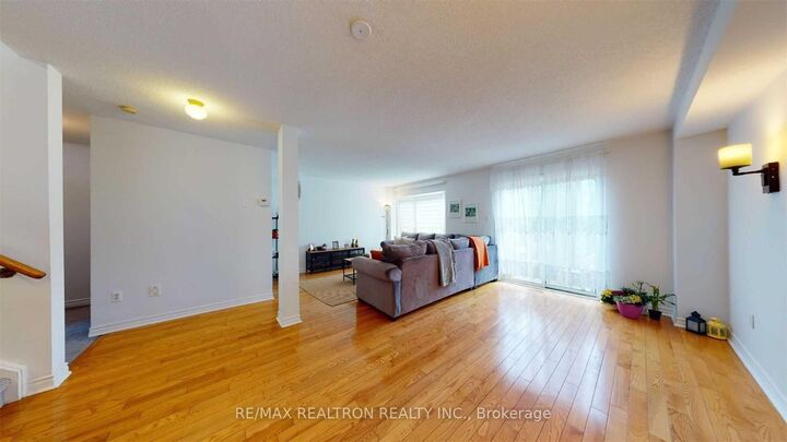 Property Photo:  102 Royal Chapin Crescent  ON L4S 2A8 