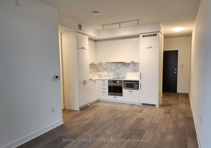 Property Photo:  10 Honeycrisp Crescent 602  ON L4K 0M7 