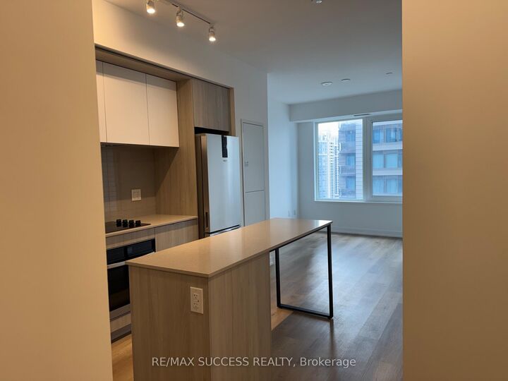 Property Photo: 395 Square One Drive 1607 ON L5B 0P6