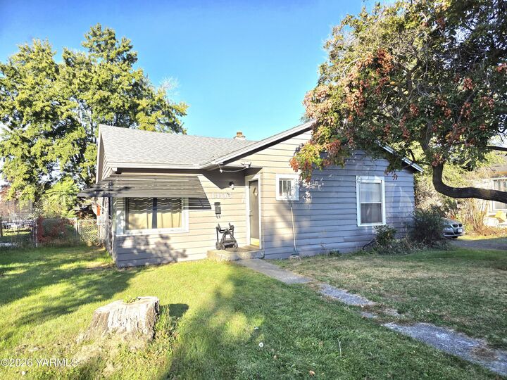 Property Photo: 1406 S 5th Ave WA 98902