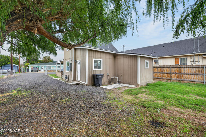 Property Photo:  911 Barnes Ct  WA 98944 