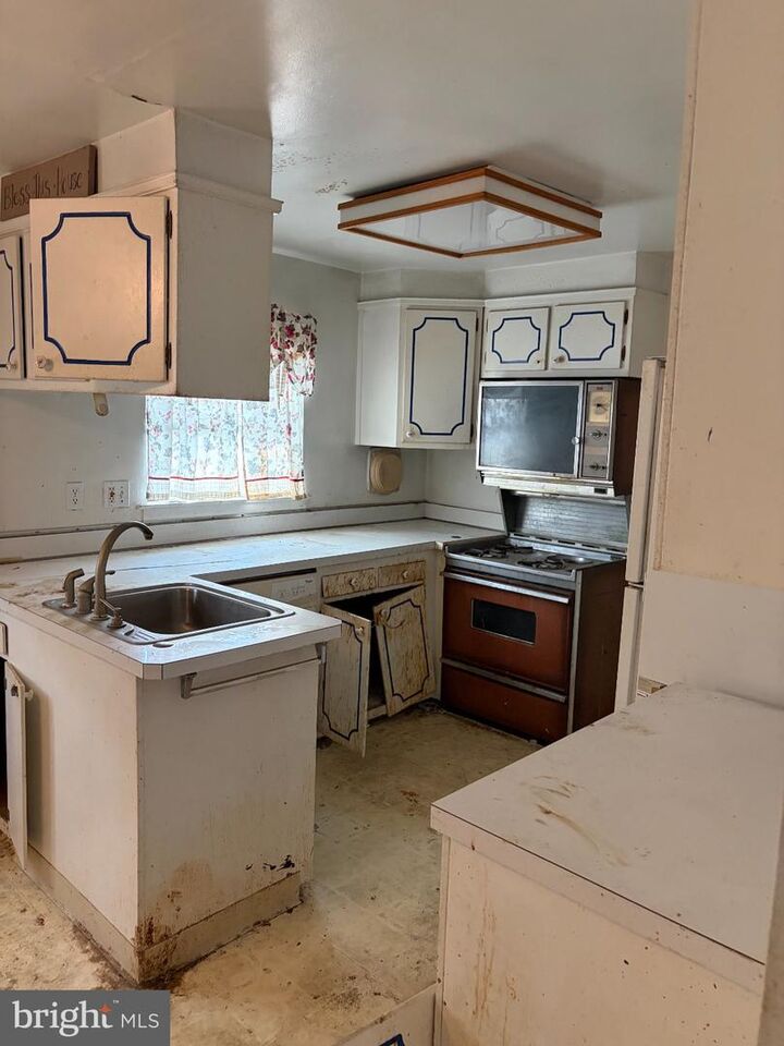 Property Photo:  727 Arnold Street  PA 19111 