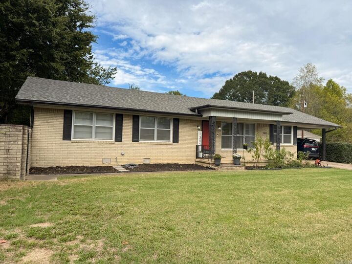 Property Photo: 1302 Walnut Street AR 71923