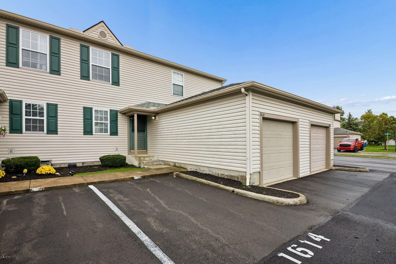 Property Photo: 1614 Holland Drive OH 43026