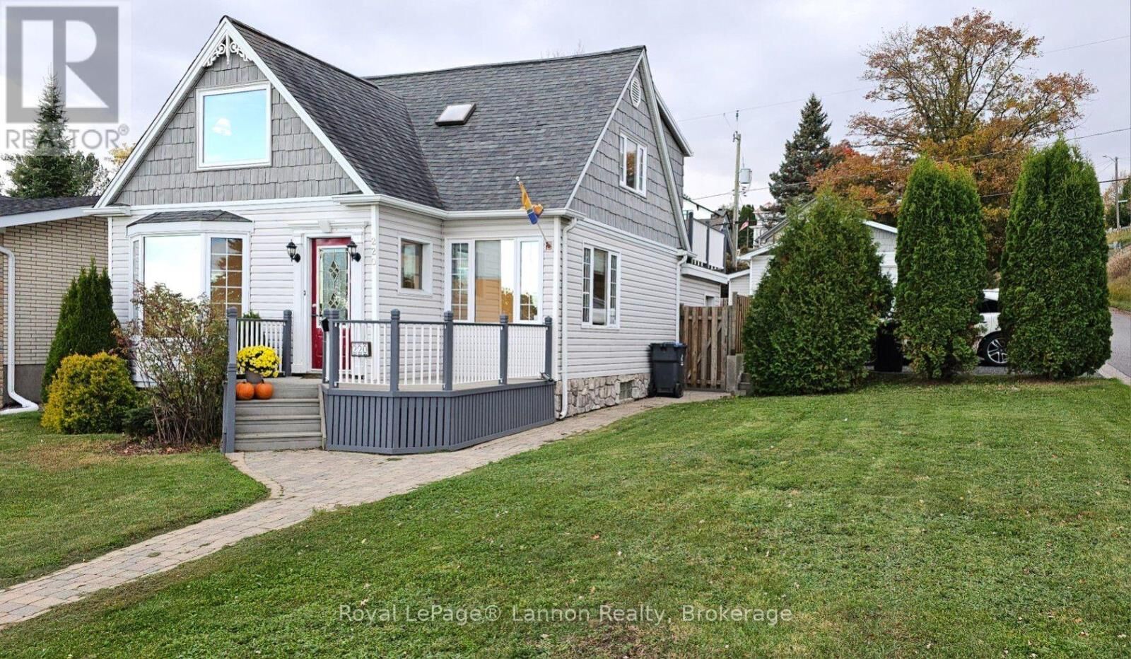 Property Photo:  220 High Street South  ON P7B 3K7 