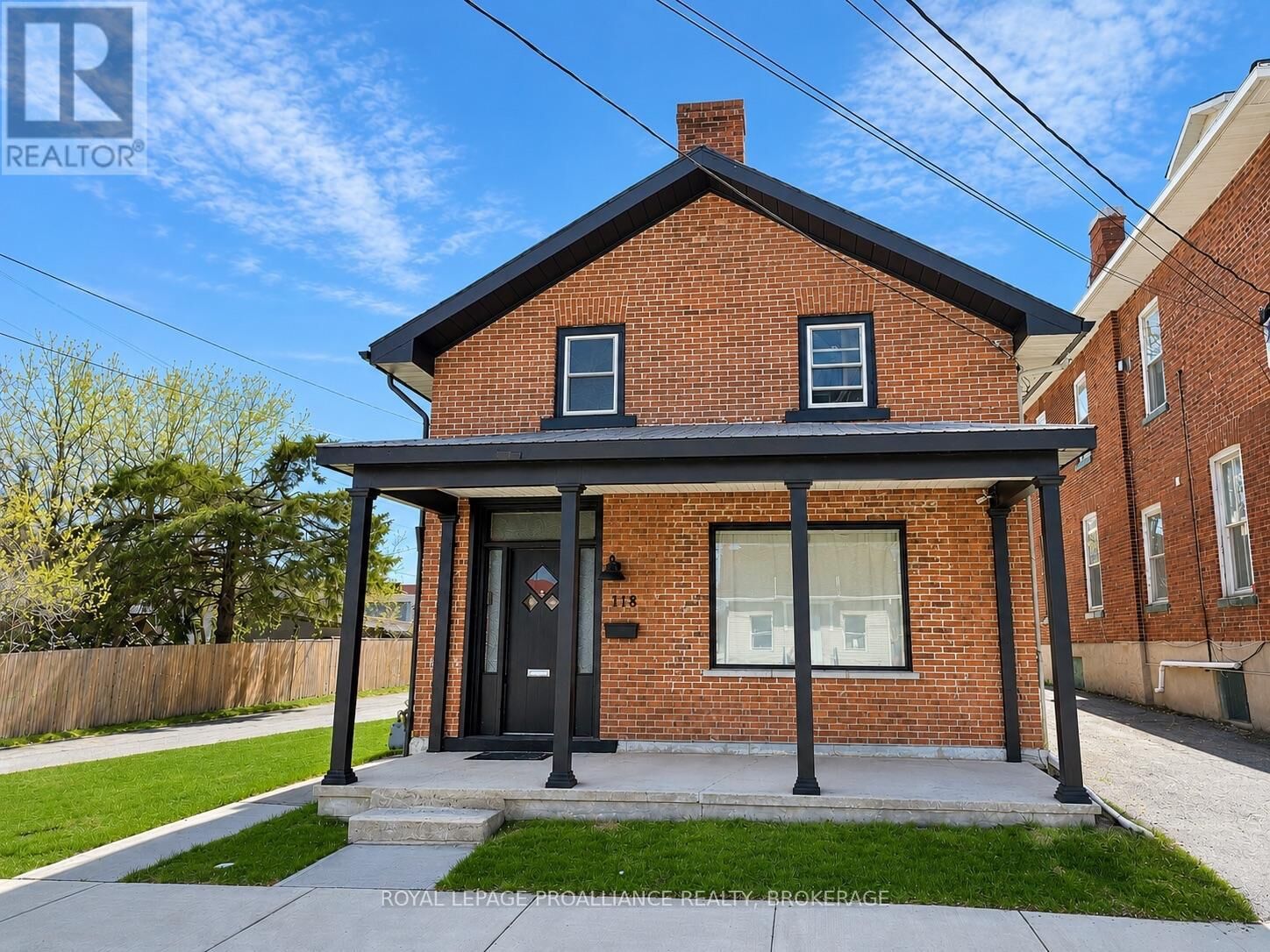 Property Photo:  118 East Street East  ON K7R 1S6 