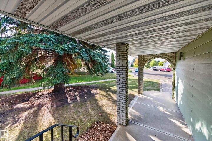 Property Photo:  10706 33A Avenue NW  AB T6J 3B7 