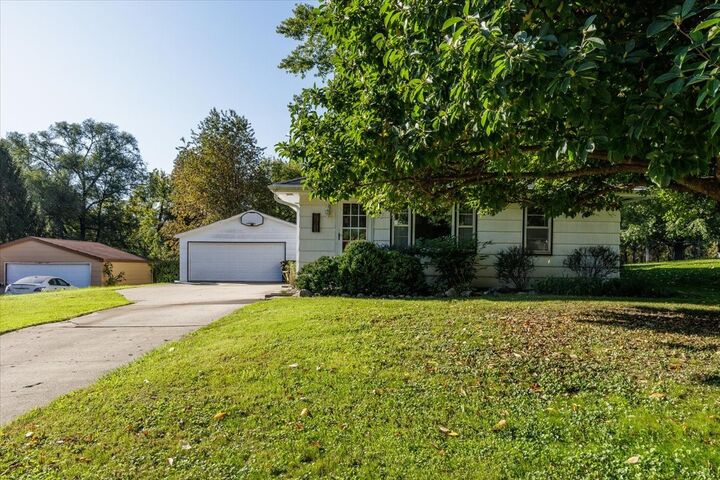 Property Photo: 701 E Rose Avenue IA 50315