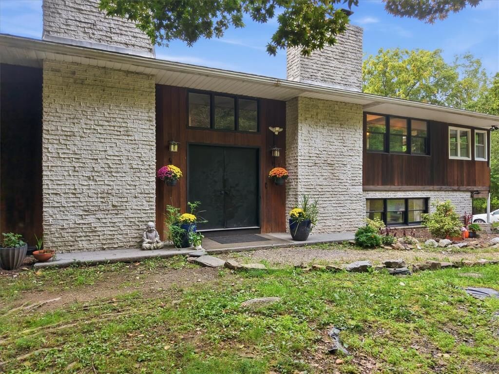 Property Photo: 822 Semmels Hill Road PA 18235