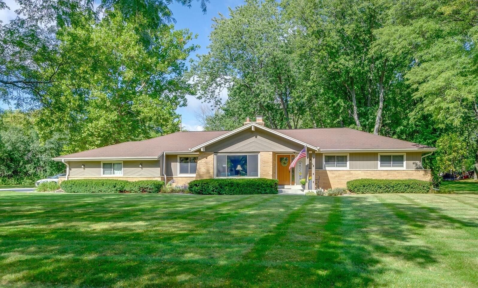 Property Photo:  2820 W St James Ln  WI 53092 