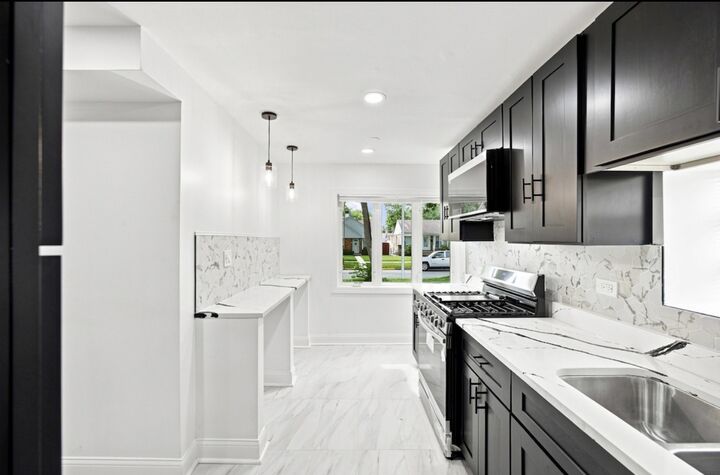 Property Photo:  117 Morris Avenue  IL 60104 