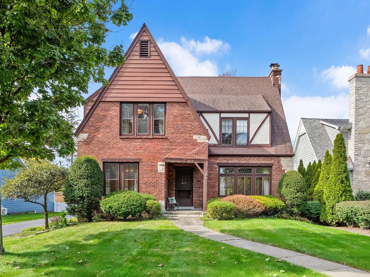 Property Photo:  4910 Grand Avenue  IL 60558 