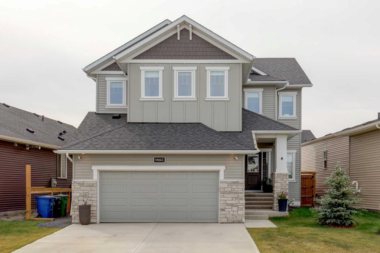 Property Photo:  1607 Baywater Street SW  AB T4B 5K6 