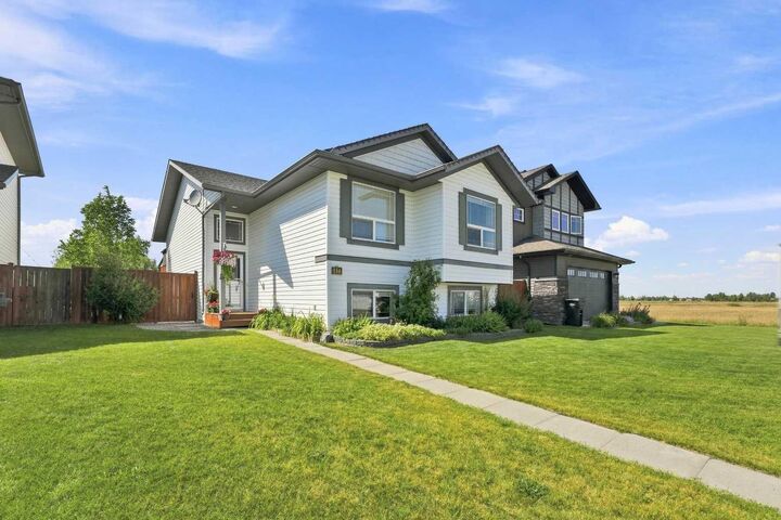 Property Photo:  186 Robinson Avenue  AB T0M 1R0 