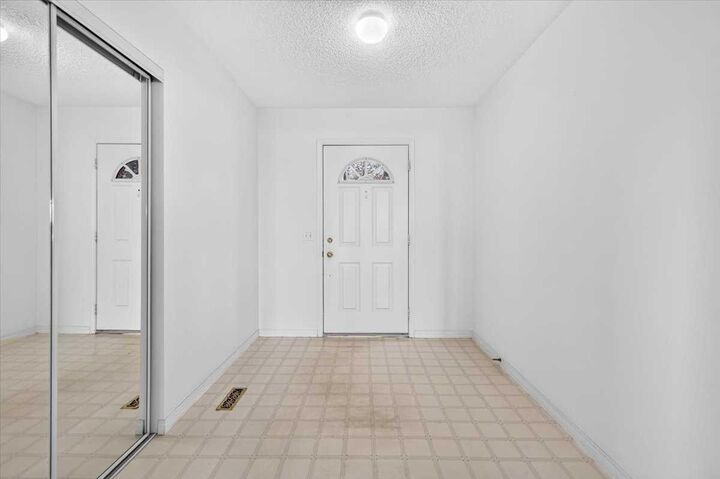 Property Photo:  5790 Patina Drive SW 24  AB T3H 2Y5 
