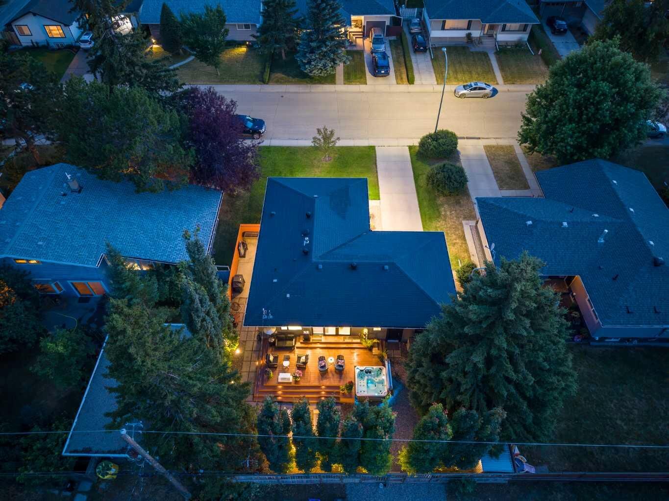 Property Photo:  20 Gainsborough Drive SW  AB T3E 4W7 