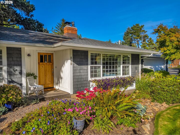 Property Photo: 810 G St OR 97138