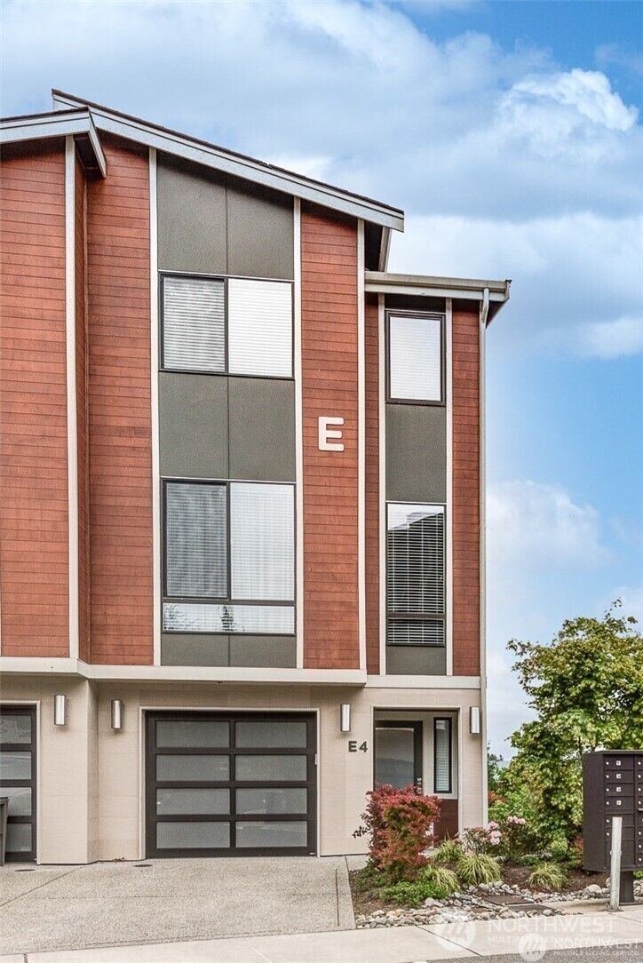 Property Photo: 16021 Manor Way E4 WA 98087