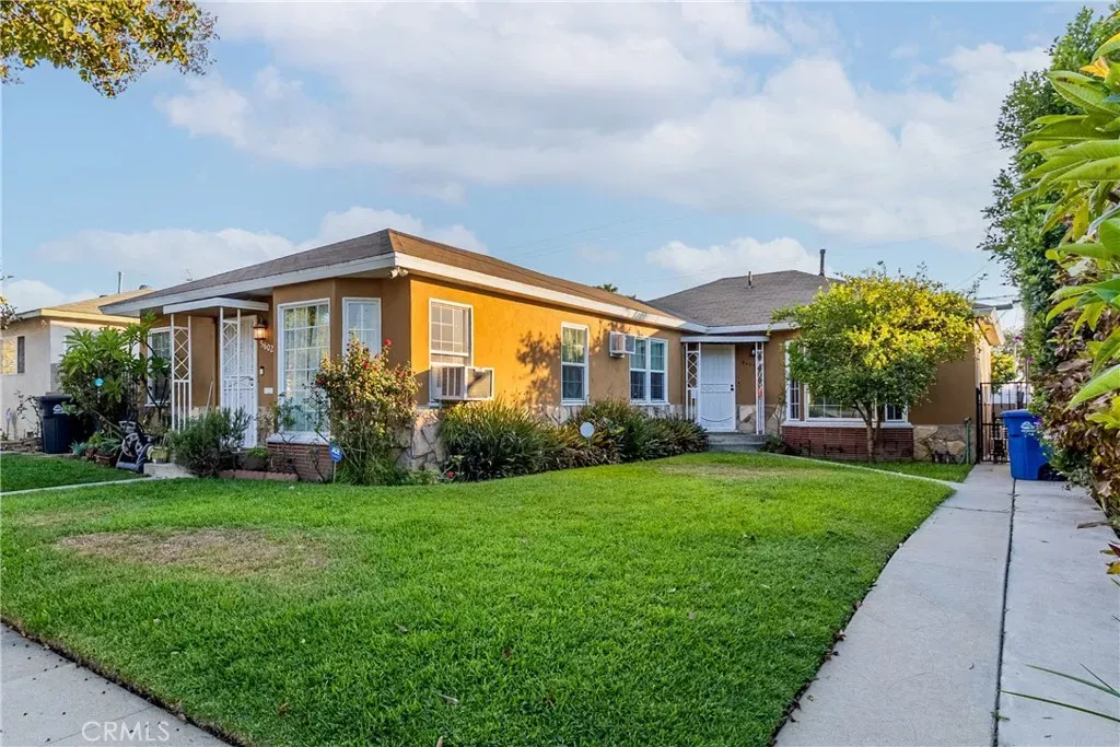 Property Photo:  5600 Via San Delarro  CA 90022 