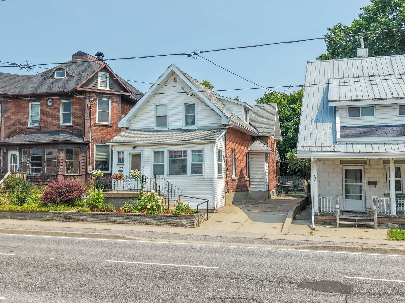 Property Photo: 624 McIntyre Street E ON P1B 1E5