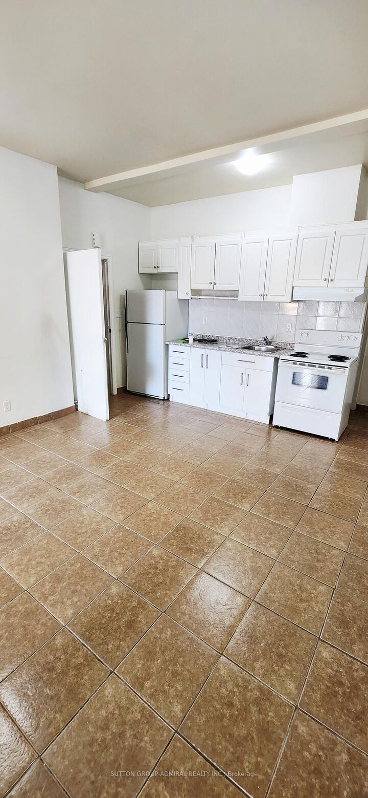 Property Photo:  1040A St Clair Avenue Upper 1  ON M6E 1A5 